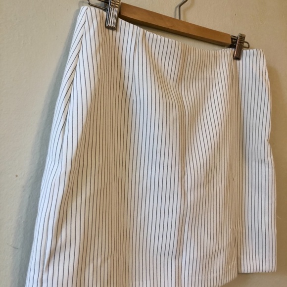 White pinstripe mini skirt with some flare - Picture 2 of 4
